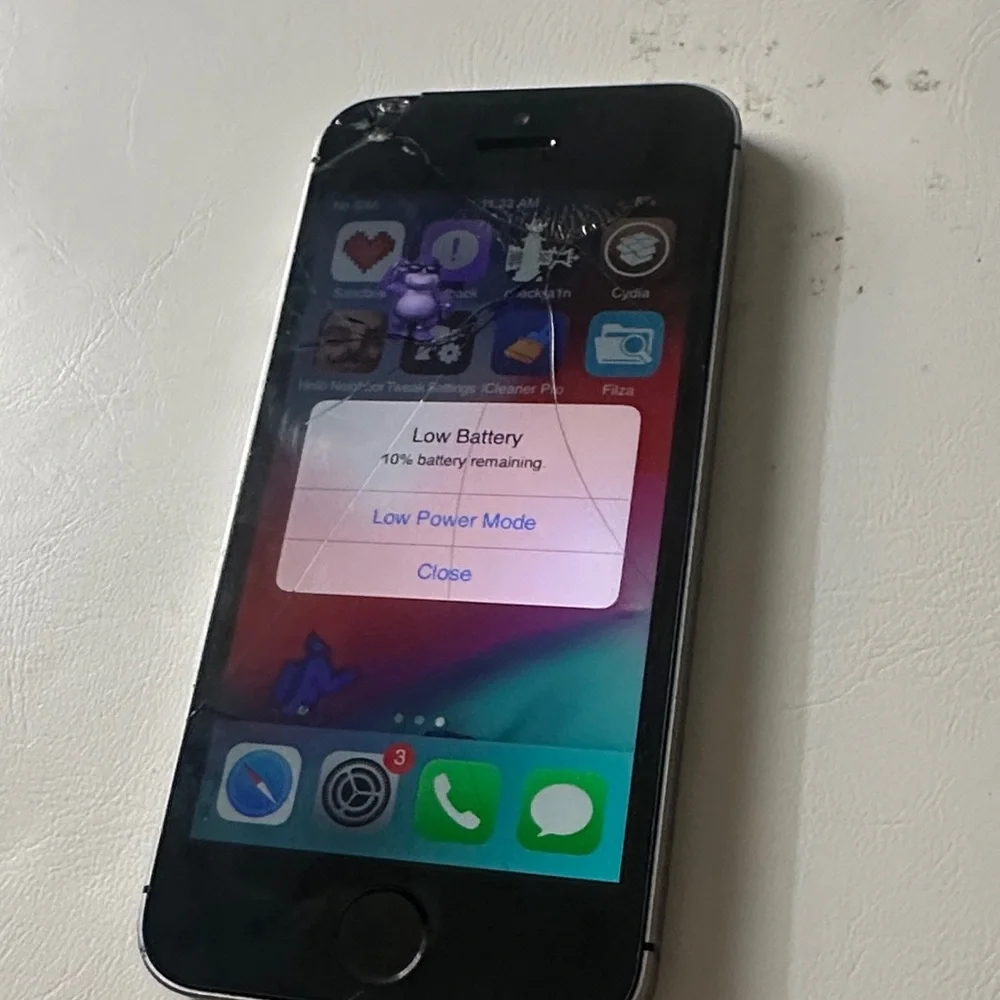 Apple iPhone - Black and Silver on iOS 12.2 jailbreak